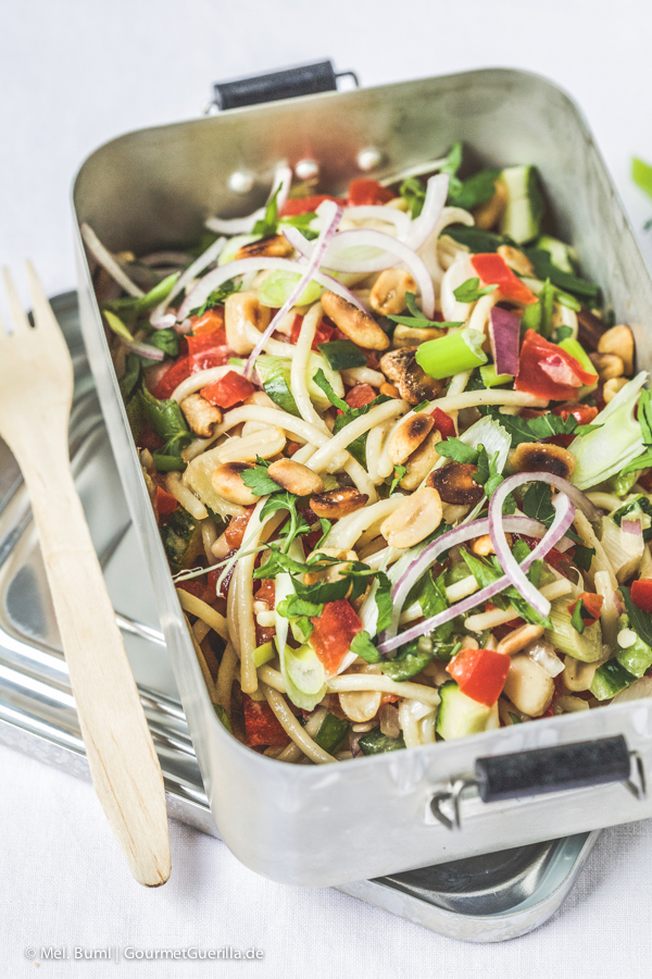 {Picnic & Lunch to go} Spicy Asia spaghetti salad with crunchy vegetables and peanuts