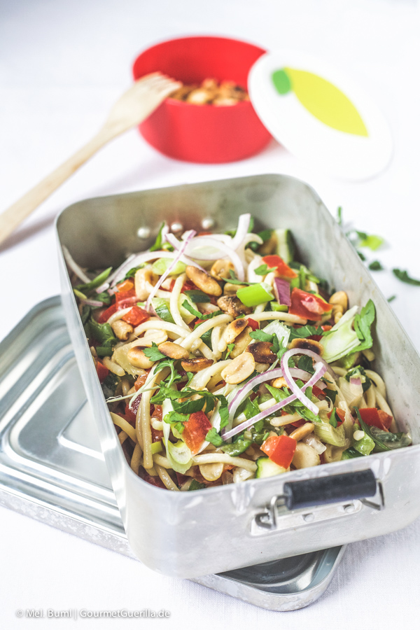 {Picnic & Lunch to go} Spicy Asia spaghetti salad with crunchy vegetables and peanuts