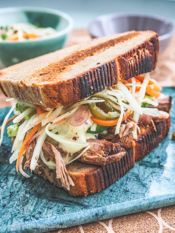  Pulled pork casserole with smoked mustard, avocado and spicy jalapeno herb. | GourmetGuerilla.de 